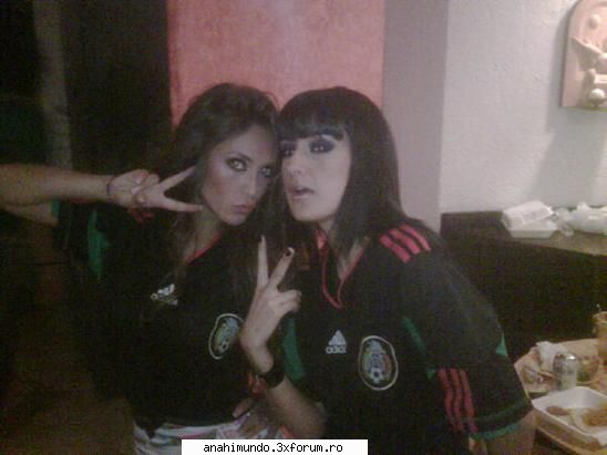 poze personale cu Anahi - se uitau cum Joaca Mexic cu Franta 2010 :D - Anahi